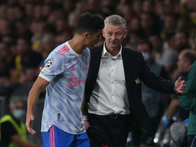 Ronaldo gây sốt “vượt quyền” Solskjaer chỉ đạo cầu thủ MU, bị Ferdinand mắng - 1