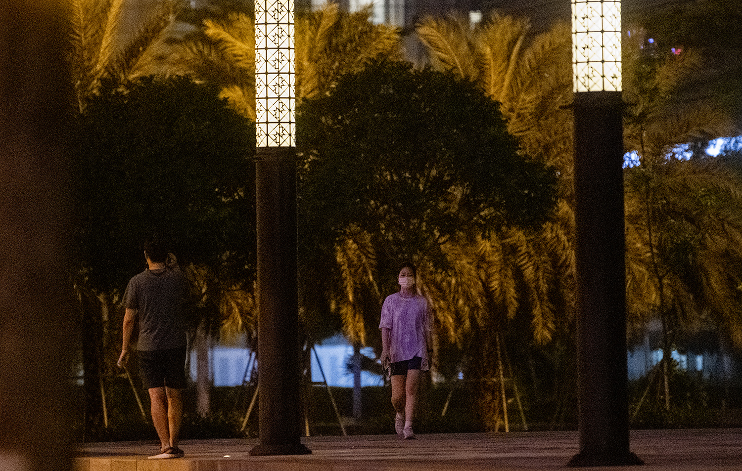 Thành phố lên đèn, nhiều người Hà Nội xuống đường tập thể dục - 11