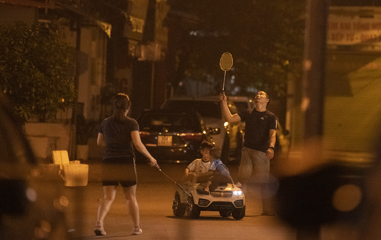 Thành phố lên đèn, nhiều người Hà Nội xuống đường tập thể dục - 14