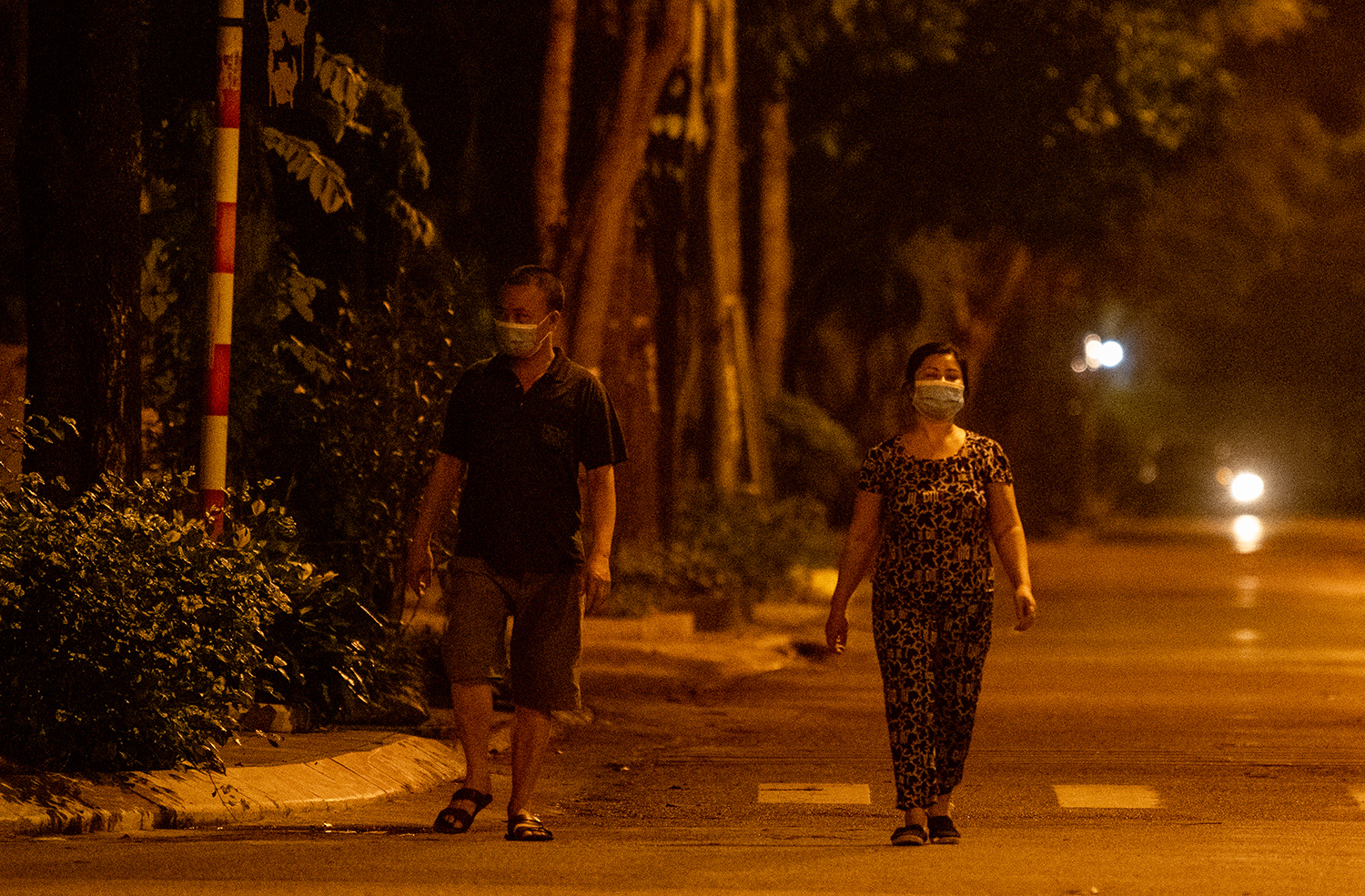 Thành phố lên đèn, nhiều người Hà Nội xuống đường tập thể dục - 8