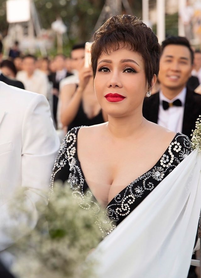 'Tôi không kêu gọi quyên góp tiền. Tôi không kêu gọi bất kì 1 đồng nào. Nhưng có những người quyên góp gạo cho tôi, tôi ăn đâu có hết 10 tấn nên khi chuyển 10 tấn đi cho thì tôi đều có ghi giấy, dán tên đàng hoàng, quý vị coi sẽ thấy rõ'. - Việt Hương khẳng định không kêu gọi quyên góp trên livestream.

