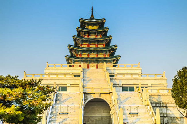 Seoul: Đây là thành phố sôi động đáng để ghé thăm với nhiều địa điểm không thể bỏ qua như: Cung điện Gyeongbokgung, tháp Namsan - Nơi ngắm toàn cảnh thành phố đẹp nhất, làng Bukchon Hanok - khu lịch sử của Seoul và Lotte World - một trong những công viên giải trí lớn nhất thế giới.
