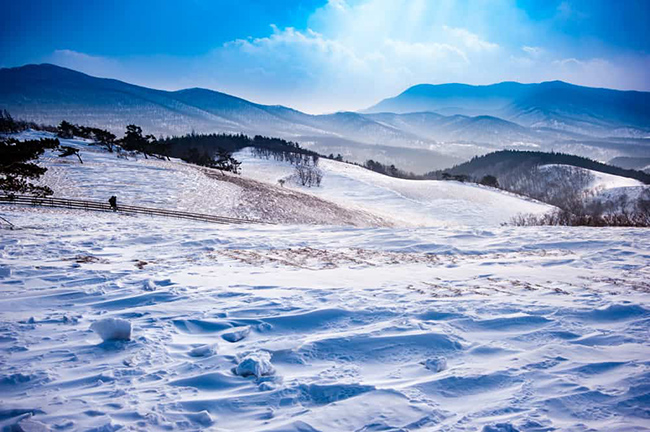 Pyeongchang: Đây là điểm đến vào mùa đông nổi tiếng nhất Hàn Quốc. Nơi đây có rất nhiều hoạt động vui chơi vào mùa đông như các khu nghỉ dưỡng trượt tuyết, đua xe trượt tuyết ...Pyeongchang cũng là thành phố đăng cai thế vận hội Olympic mùa đông 2018. 
