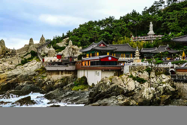 Busan: Busan là thành phố lớn thứ 2 của Hàn Quốc, một đô thị sôi động với nhiều niềm vui. Đừng bỏ lỡ tháp Busan, làng văn hóa Gamcheon và nhớ ghé thăm Haedong Yonggungsa - một ngôi chùa Phật giáo xinh đẹp được xây dựng trên vách đá ven biển ở rìa Busan.
