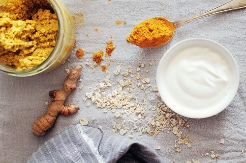Cách dùng nghệ xoá sạch mụn thâm - 1