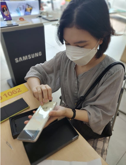 Bán sạch hàng kỷ lục, Samsung giao siêu phẩm Galaxy Z đến tay khách trong không khí hào hứng chưa từng có - 3