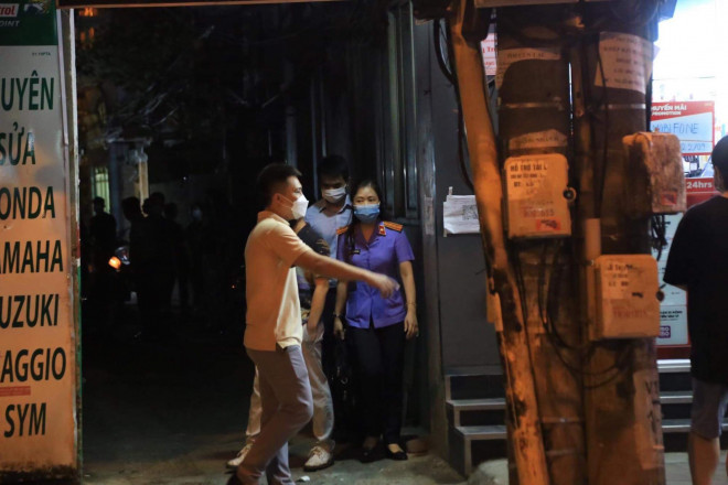 CLIP: Khám xét nhà Trưởng phòng Cảnh sát kinh tế Hà Nội - 4