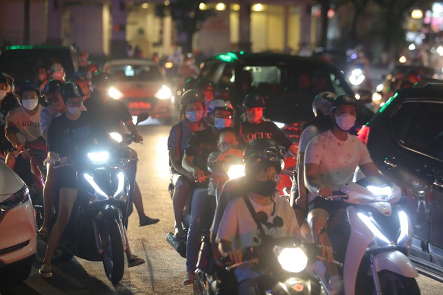 Phố xung quanh hồ Hoàn Kiếm ùn tắc trong đêm Trung thu - 5