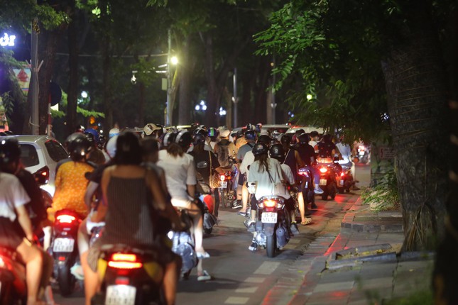 Phố xung quanh hồ Hoàn Kiếm ùn tắc trong đêm Trung thu - 4