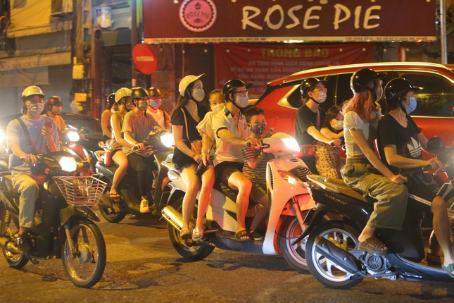 Phố xung quanh hồ Hoàn Kiếm ùn tắc trong đêm Trung thu - 15