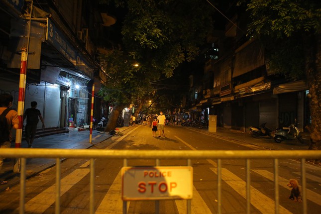 Phố xung quanh hồ Hoàn Kiếm ùn tắc trong đêm Trung thu - 16