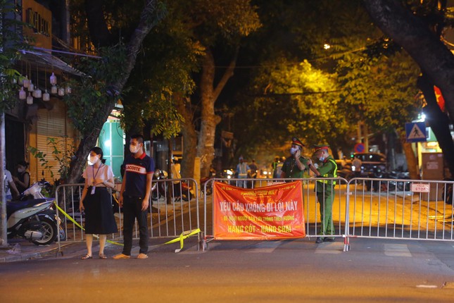 Phố xung quanh hồ Hoàn Kiếm ùn tắc trong đêm Trung thu - 11