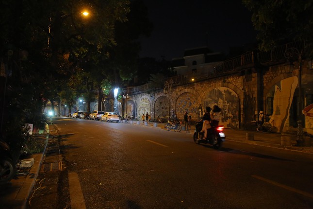 Phố xung quanh hồ Hoàn Kiếm ùn tắc trong đêm Trung thu - 17