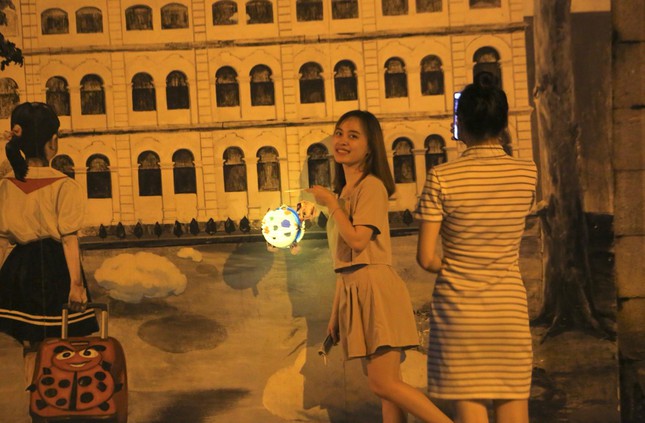 Phố xung quanh hồ Hoàn Kiếm ùn tắc trong đêm Trung thu - 19