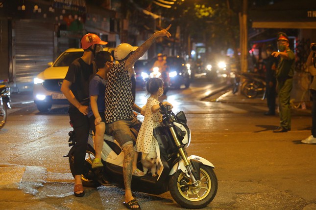 Phố xung quanh hồ Hoàn Kiếm ùn tắc trong đêm Trung thu - 14