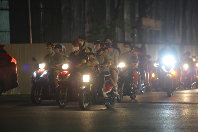 Phố xung quanh hồ Hoàn Kiếm ùn tắc trong đêm Trung thu - 9