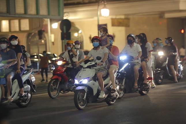 Phố xung quanh hồ Hoàn Kiếm ùn tắc trong đêm Trung thu - 8