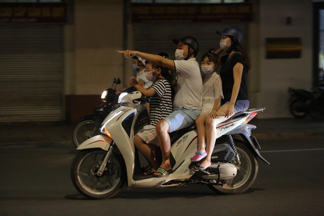 Phố xung quanh hồ Hoàn Kiếm ùn tắc trong đêm Trung thu - 10