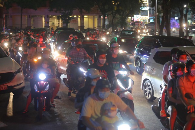 Phố xung quanh hồ Hoàn Kiếm ùn tắc trong đêm Trung thu - 7