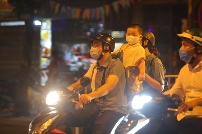 Phố xung quanh hồ Hoàn Kiếm ùn tắc trong đêm Trung thu - 13