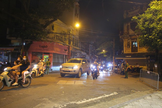 Phố xung quanh hồ Hoàn Kiếm ùn tắc trong đêm Trung thu - 12