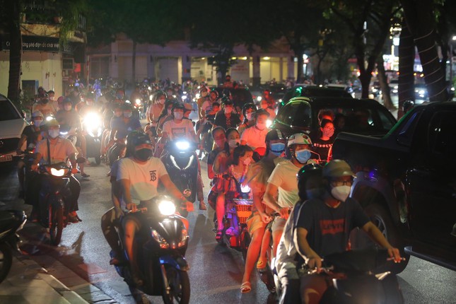 Phố xung quanh hồ Hoàn Kiếm ùn tắc trong đêm Trung thu - 6