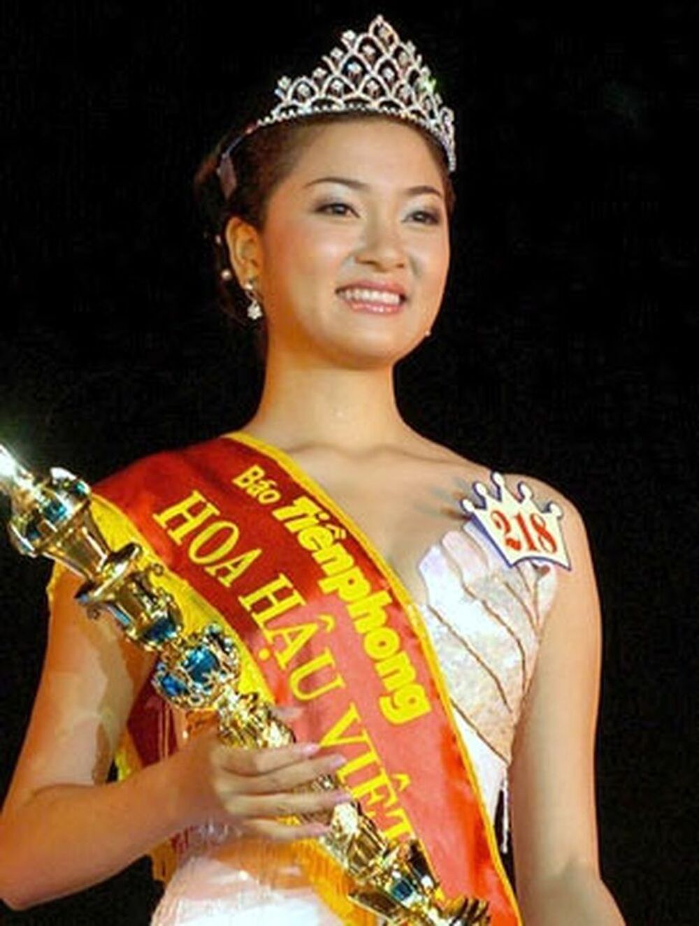 Ngỡ ngàng với vẻ đẹp “hoa hậu của các hoa hậu” Nguyễn Thị Huyền 17 năm trước - 1
