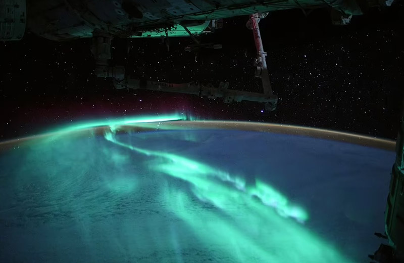 Cực quang dưới ánh trăng tròn đẹp một cách ngỡ ngàng khi nhìn từ Trạm Vũ trụ - 1