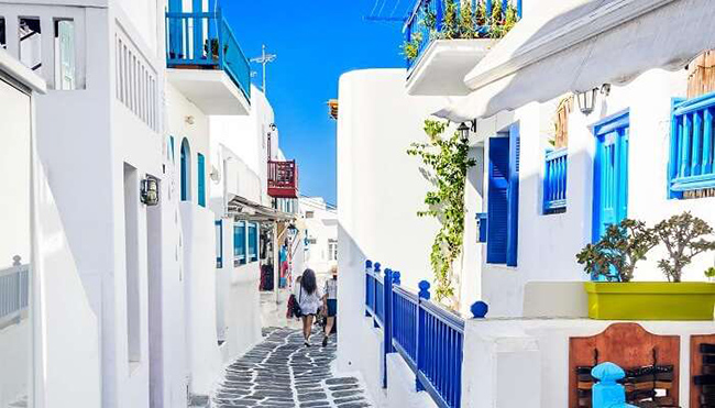 Thị trấn Mykonos, Hy Lạp: Mykonos là một con phố có những ngôi nhà quét vôi trắng cùng với lan can màu xanh nổi bật. Những con ngõ hẹp uốn lượn giữa các ngôi nhà làm cho toàn bộ khu phố trông trở nên hấp dẫn hơn.
