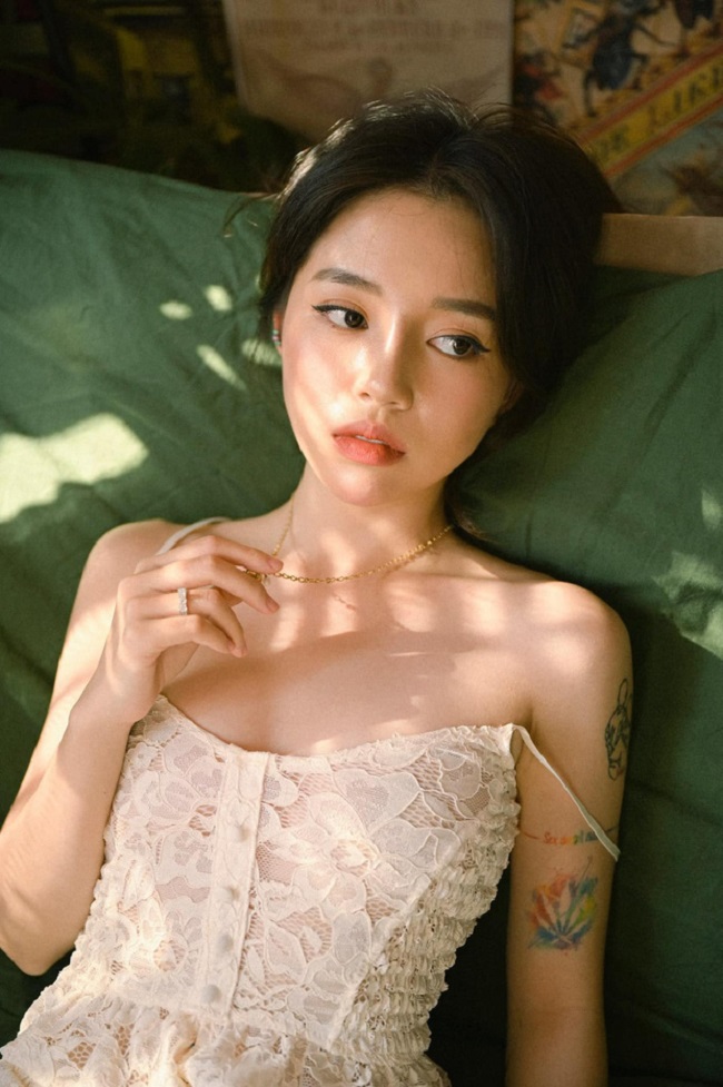 Linh Ngọc Đàm là một trong những streamer xinh đẹp được giới trẻ Việt yêu mến. Sở hữu ngoại hình nhỏ nhắn nhưng Linh Ngọc Đàm lại gây ấn tượng với những hình xăm cá tính.
