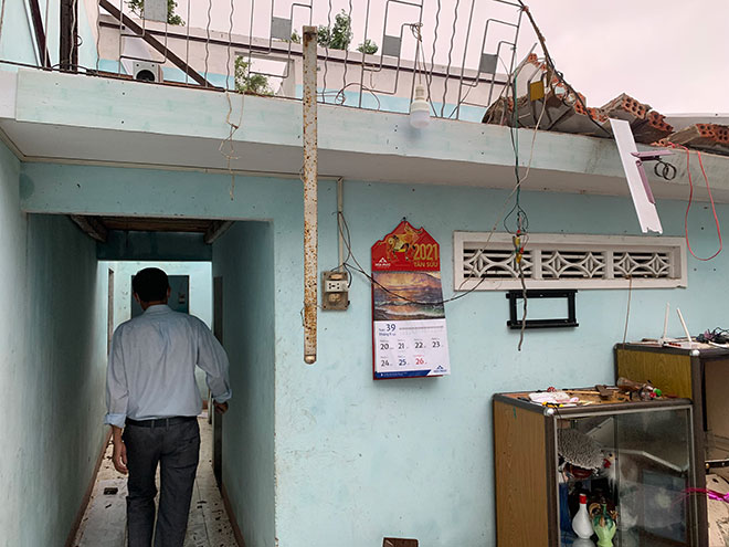 Quảng Ngãi: Lốc xoáy tốc mái, làm hư hỏng hàng loạt nhà dân - 2