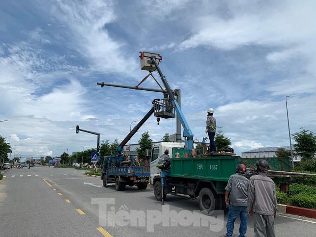 Nhiều xe hạng nặng di dời cây đa cổ thụ hơn 200 năm tuổi ở Quảng Ngãi - 12