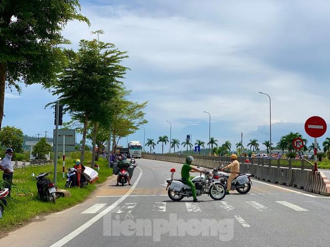 Nhiều xe hạng nặng di dời cây đa cổ thụ hơn 200 năm tuổi ở Quảng Ngãi - 13