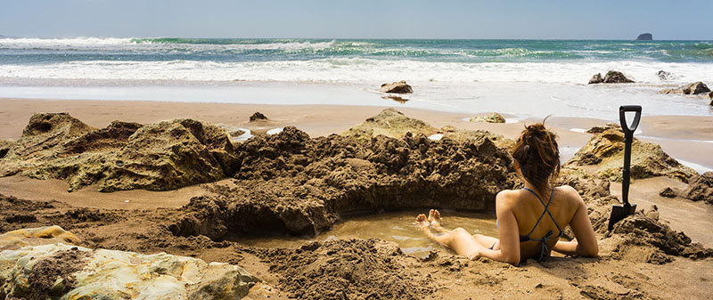Bãi biển kỳ lạ nơi du khách có thể đào hố ngâm nước nóng ngay trên bờ biển - 1