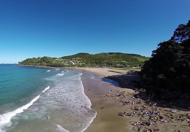 Bãi biển kỳ lạ nơi du khách có thể đào hố ngâm nước nóng ngay trên bờ biển - 4