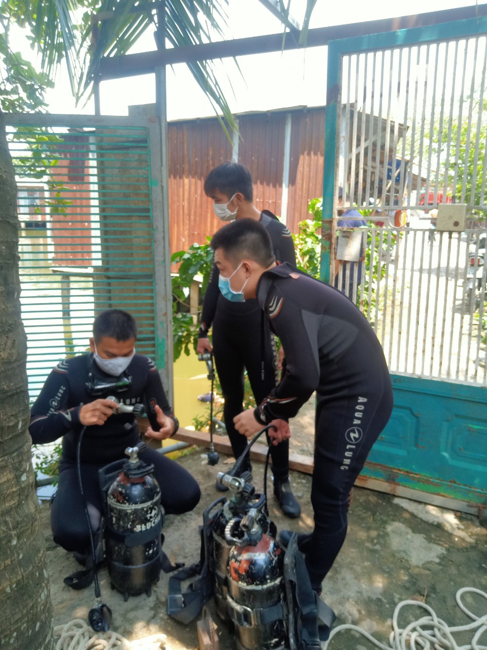 2 người nhảy ao bơi vào bờ rồi về nhà, cảnh sát mất nhiều giờ để tìm kiếm - 2