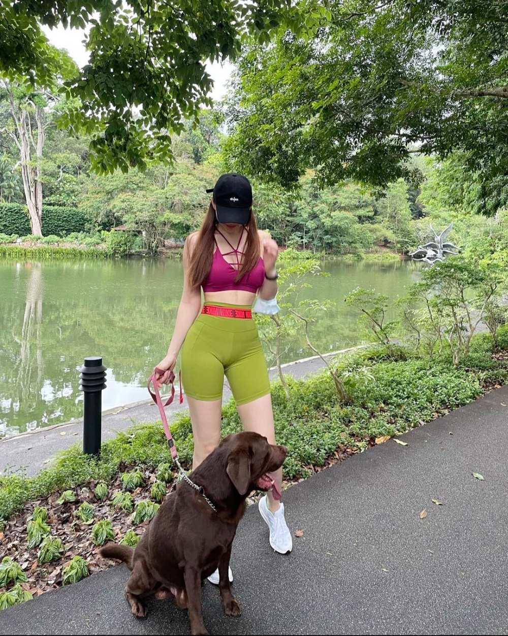 Người đẹp Jenny mặc set đồ thể thao thu hút ánh nhìn ở công viên - 5