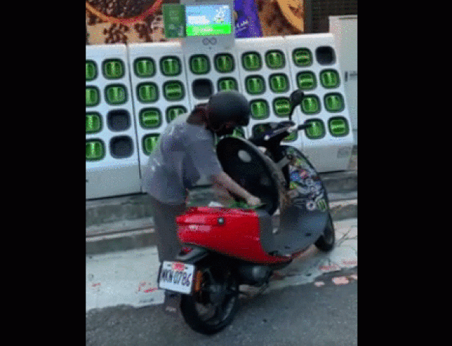Video: Thích thú trạm sạc, đổi pin xe máy điện hoạt động kiểu này - 1