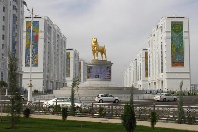 Thủ đô Ashgabat của Turkmenistan ở giữa sa mạc Karakum vùng Trung Á. Đây là một thành phố lớn với những tòa nhà hoàn toàn được làm bằng đá cẩm thạch.
