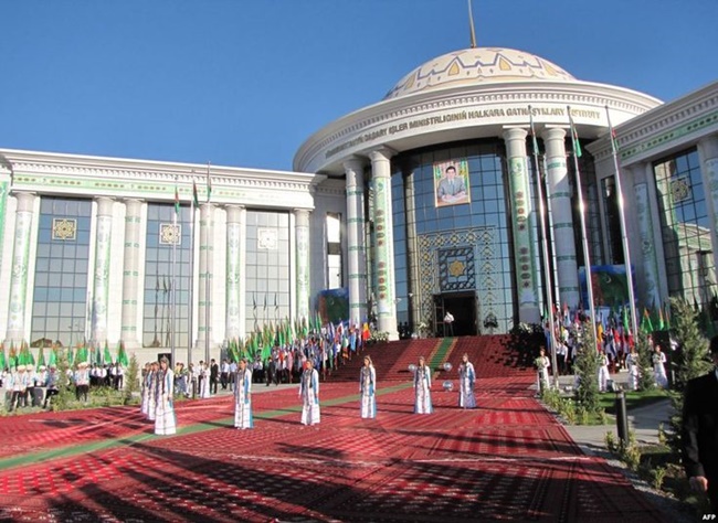 Đó là nước Turkmenistan ở Trung Á. Đây cũng được đánh giá là quốc gia bí ẩn ở Trung Á.
