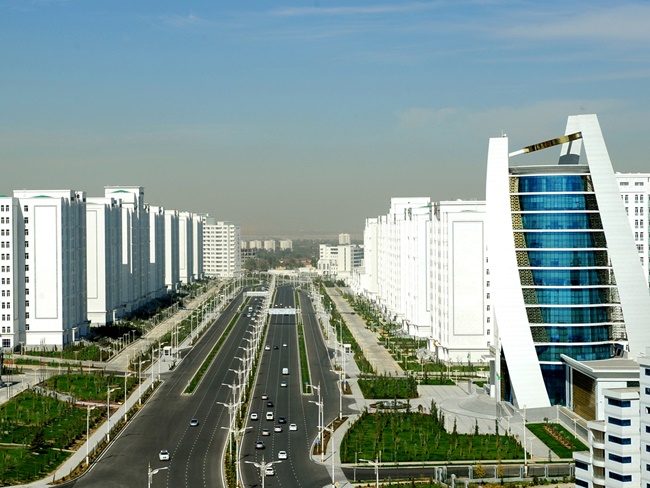 Turkmenistan có 6 triệu dân. Theo World Bank GDP của nước này khoảng hơn 40 tỷ USD.
