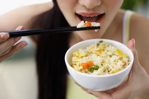 Những sai lầm nghiêm trọng khi ăn cơm có thể khiến bạn rước bệnh vào thân - 1