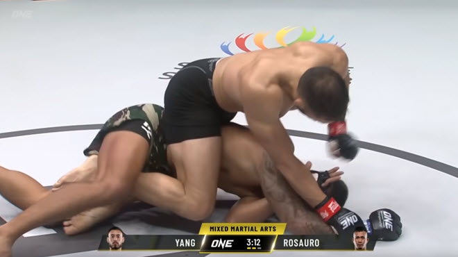 Chao đảo MMA: Võ sỹ Thiếu Lâm xuất chiêu &#34;đè đầu cưỡi cổ&#34; hạ đối thủ - 1