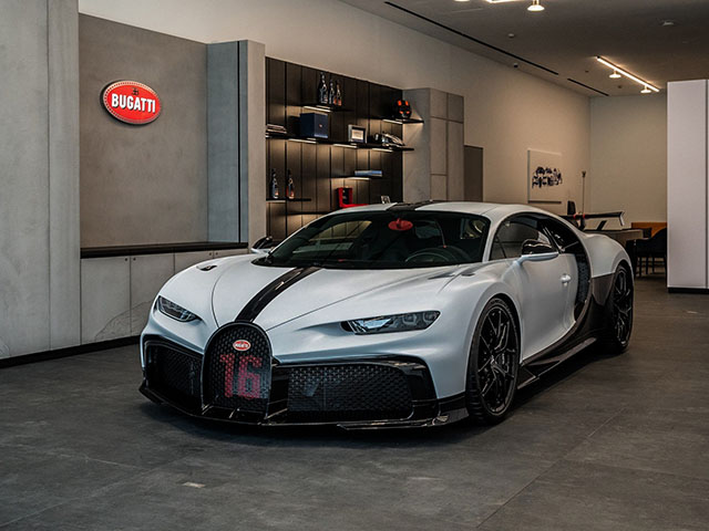 Một lần thay dầu siêu xe Bugatti mua được Camry  VnExpress