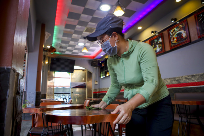 Cận cảnh: Hàng quán TP.HCM sẵn sàng cho ngày 1-10 - 2