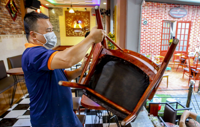 Cận cảnh: Hàng quán TP.HCM sẵn sàng cho ngày 1-10 - 3