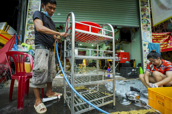 Cận cảnh: Hàng quán TP.HCM sẵn sàng cho ngày 1-10 - 4