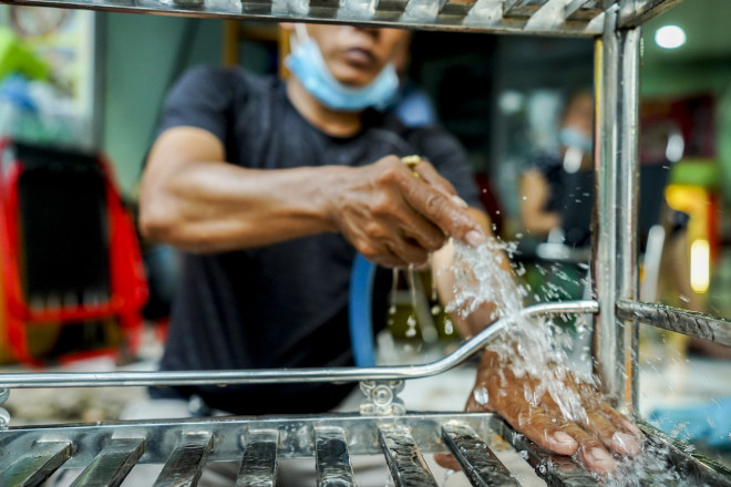 Cận cảnh: Hàng quán TP.HCM sẵn sàng cho ngày 1-10 - 5