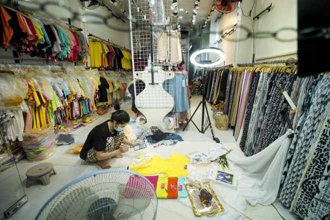 Cận cảnh: Hàng quán TP.HCM sẵn sàng cho ngày 1-10 - 7