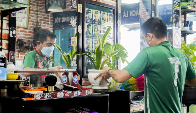 Cận cảnh: Hàng quán TP.HCM sẵn sàng cho ngày 1-10 - 14